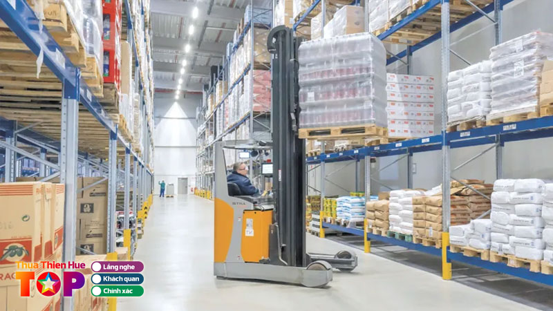 Xe-nang-reach-truck-huetoplist