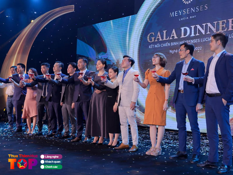 Nhung-loi-khuyen-va-tieu-chi-quan-trong-khi-chon-cho-to-chuc-tiec-cuoi-nam-huetoplist